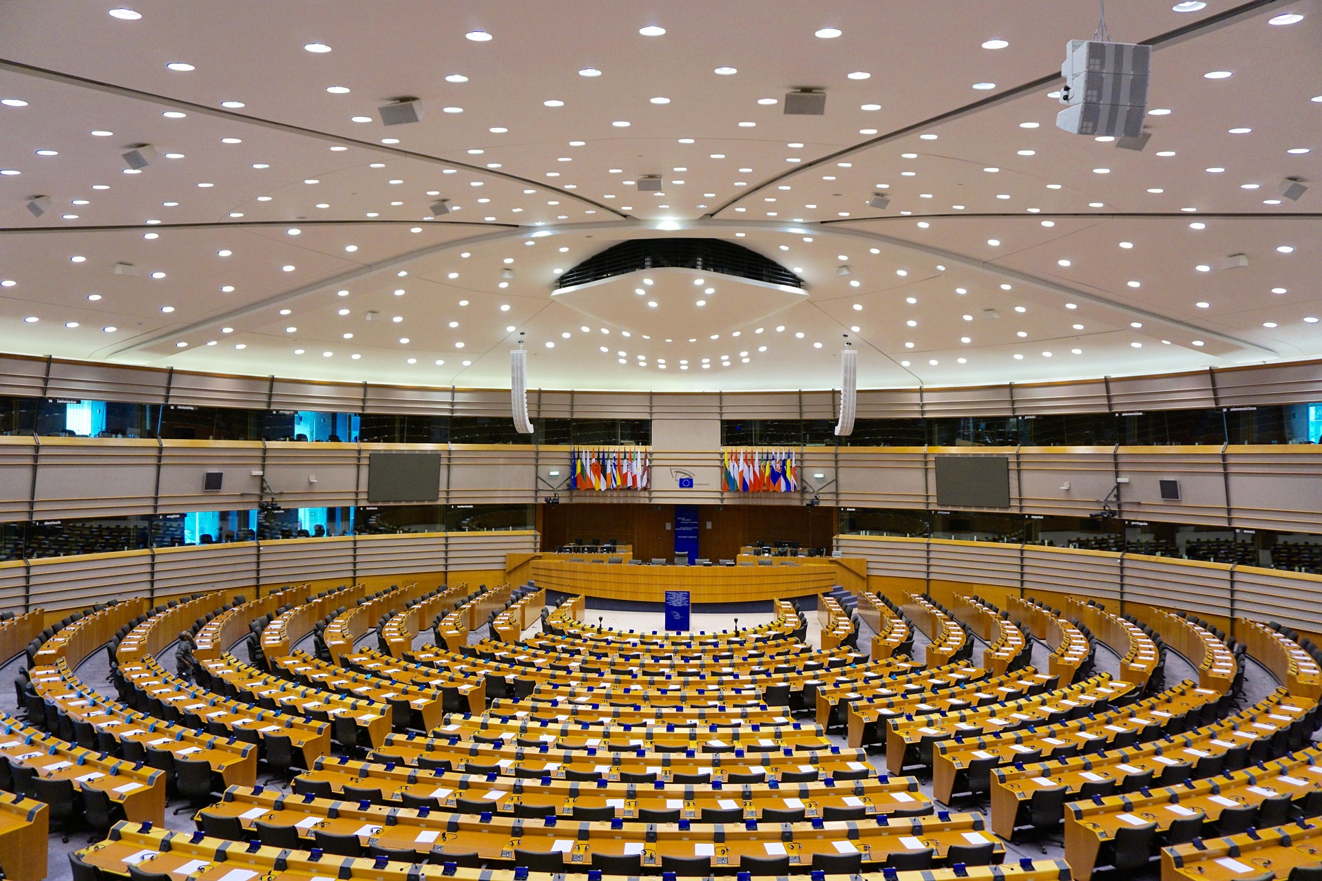 Das Bild zeigt den leeren Plenarsaal des Europäischen Parlaments in Brüssel. 