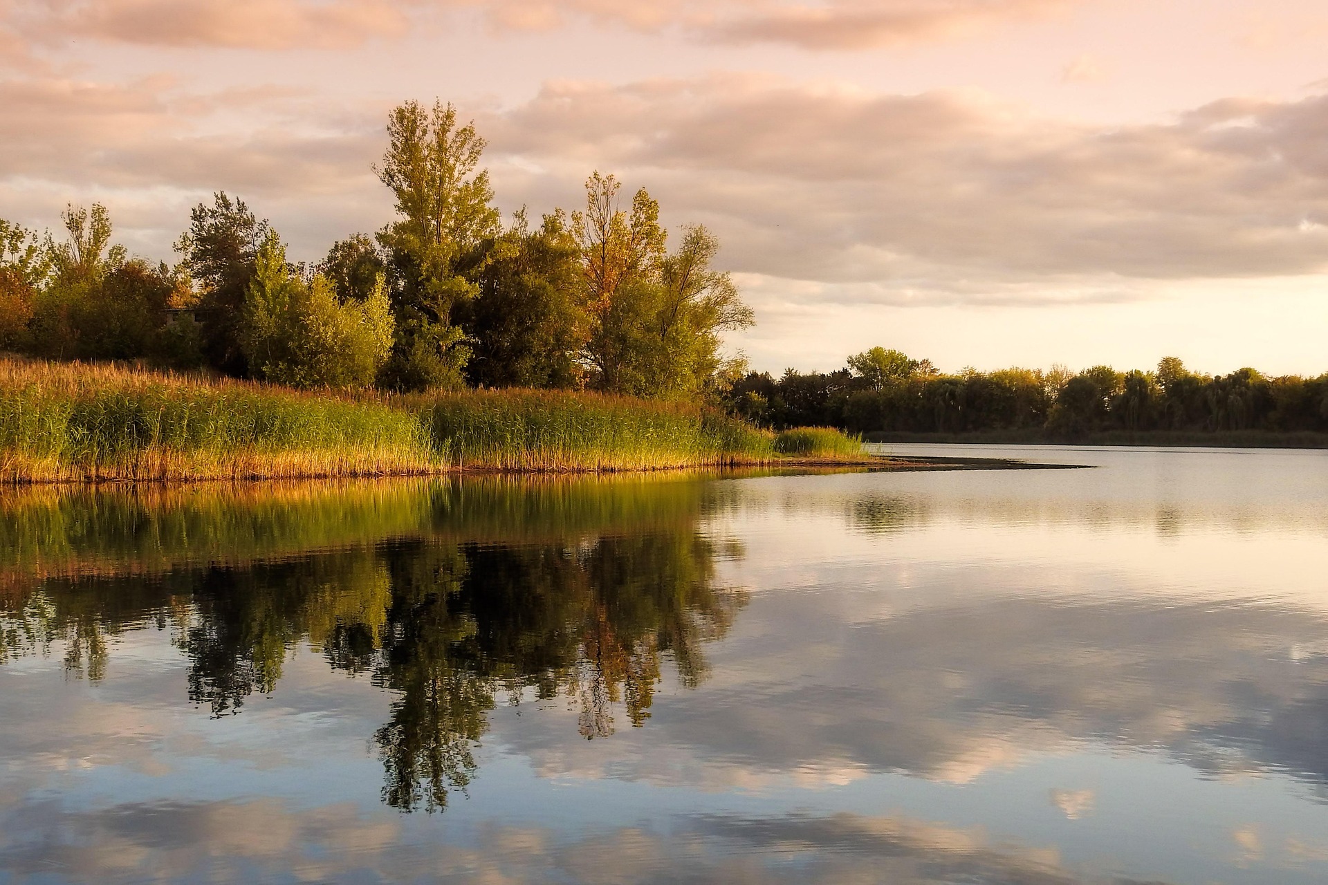 Eine Fluss Landschaft während dem Sonnenuntergang