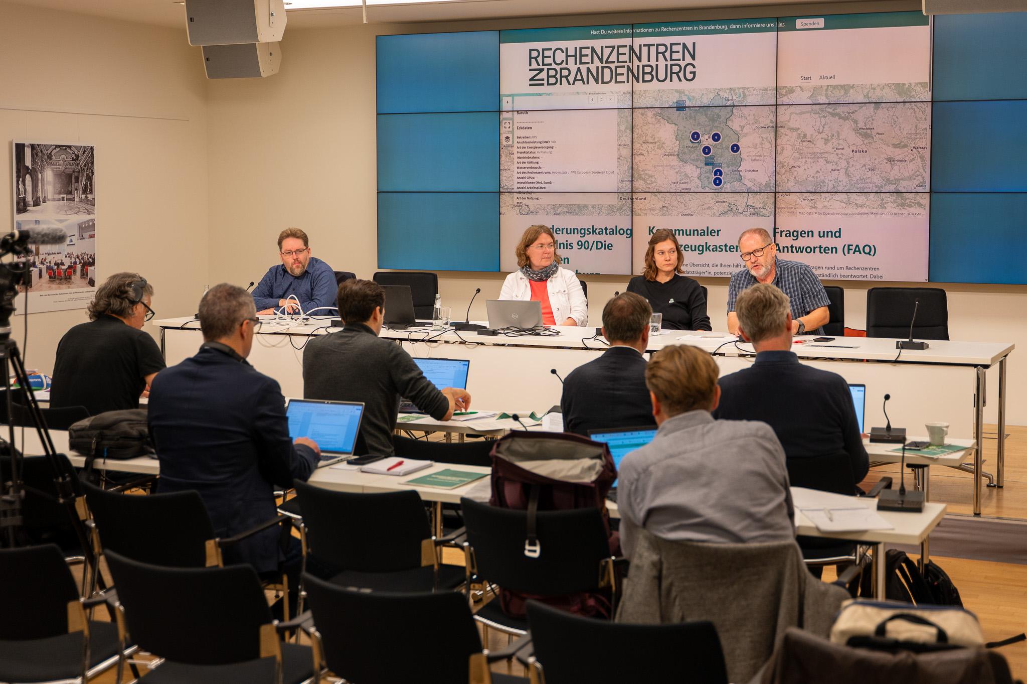 Dr. Andrea Lübcke (Bündnis 90/Die Grünen), Joyce-Ann Syhre (BUND Brandenburg) und Steffen Schorcht (GRÜNE LIGA) auf Landespressekonferenz Brandenburg am 14. September 2026