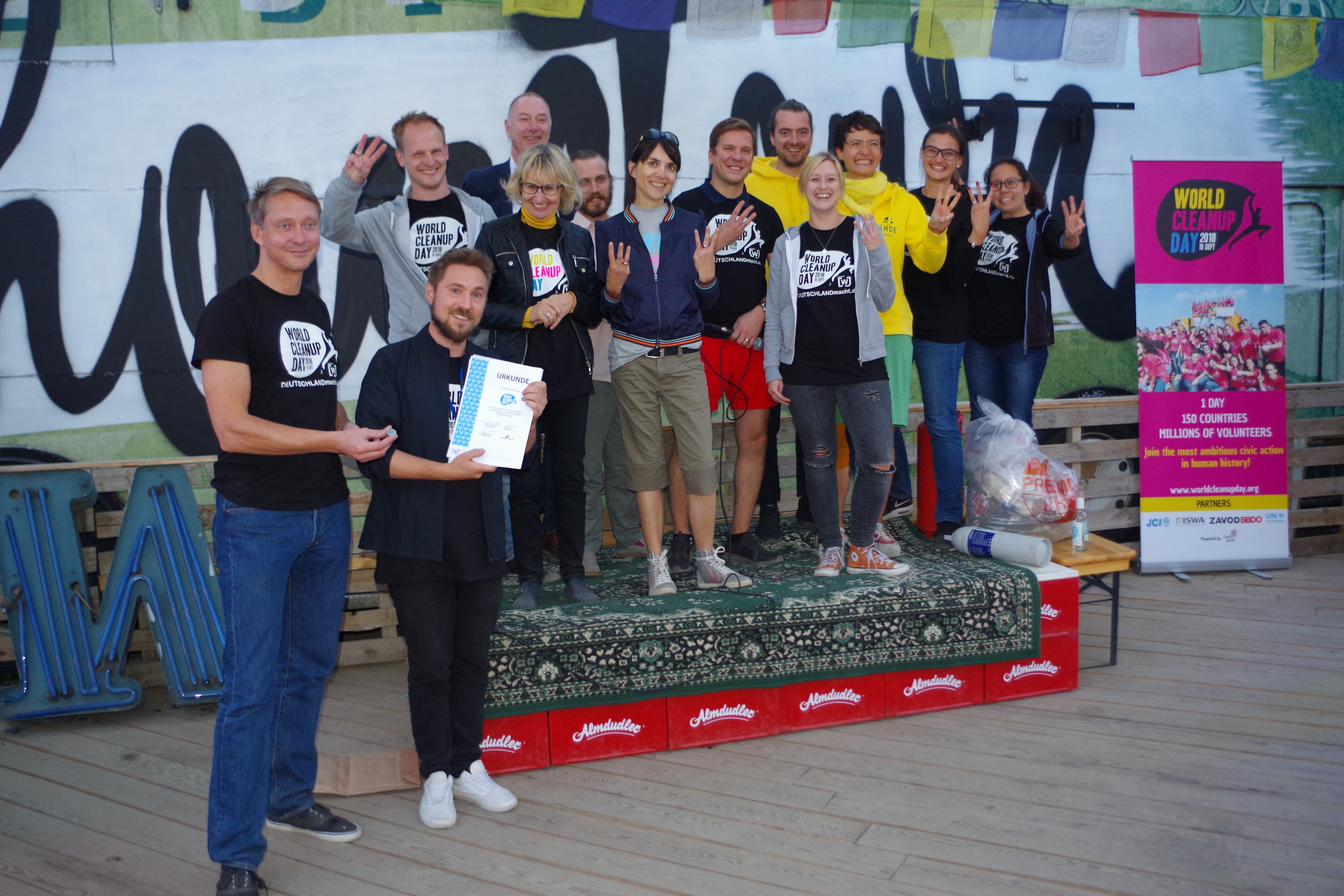 Für die GRÜNE LIGA e.V. Marika Holtorff auf dem Podium, 1. Reihe, 2. von links  ®wirBERLINeV 