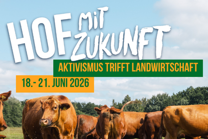 Ein Banner für die Veranstaltung „Hof mit Zukunft“ mit dem Untertitel „Aktivismus trifft Landwirtschaft“, die vom 18. bis 21. Juni 2026 stattfindet.
