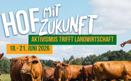 Ein Banner für die Veranstaltung „Hof mit Zukunft“ mit dem Untertitel „Aktivismus trifft Landwirtschaft“, die vom 18. bis 21. Juni 2026 stattfindet.