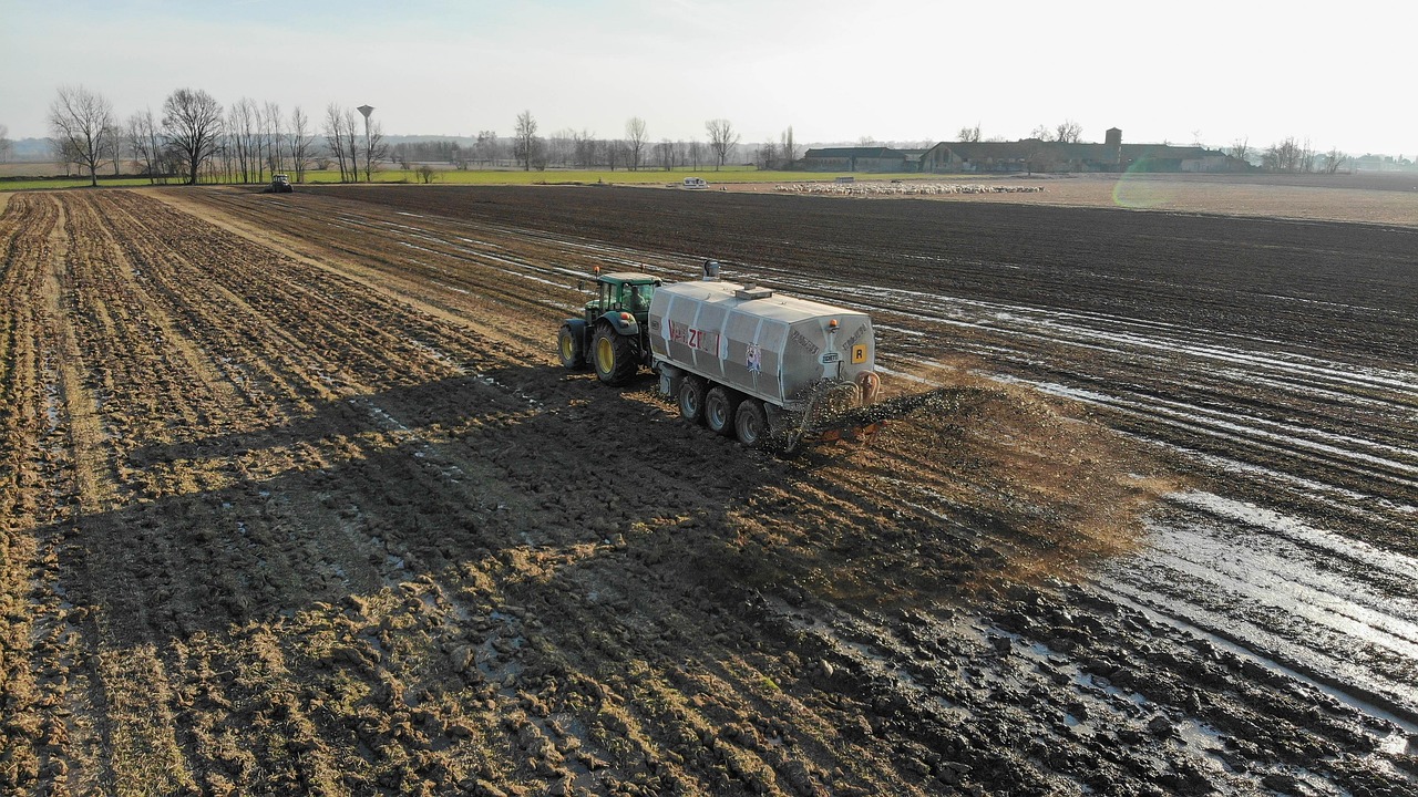 Traktor düngt Feld