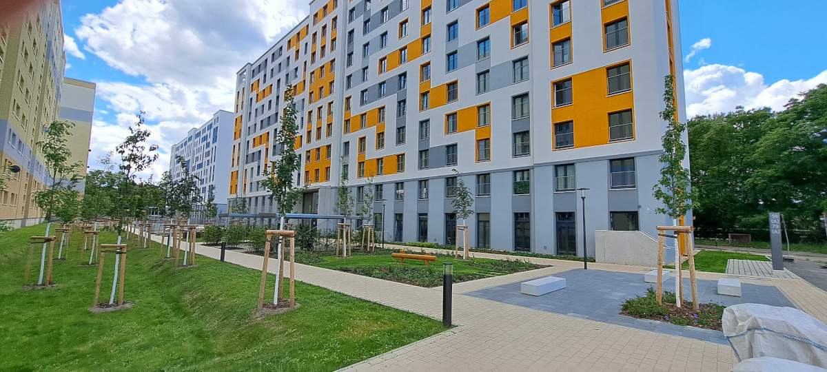 In den 800 Studierenden-Apartments der Berlinovo in der Rhinstraße werden seit 2024 täglich 30.000 Liter Trink- und Abwasser durch Grauwasserrecycling und mehr als 500 kWh Wärme durch Wärmerückgewinnung eingespart. Das Niederschlagswasser wird in Mulden und Rigolen versickert.